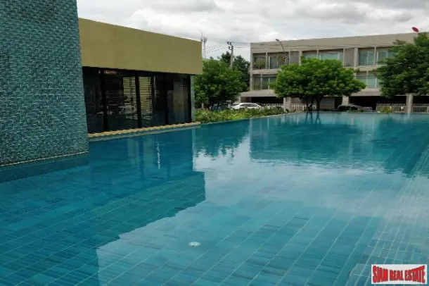 Casa Industrial Británica Moderna de Tres Dormitorios de Diseño en Pattanakarn, Suan Luang