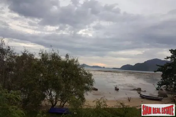 2400 M² // 1,5 Rai de Terrain de Premier Choix avec Vue sur Mer à Vendre à Rawai, Phuket