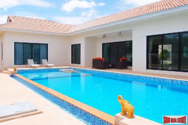 Villa Contemporaine et Luxueuse avec Piscine de 4 Chambres à East Pattaya