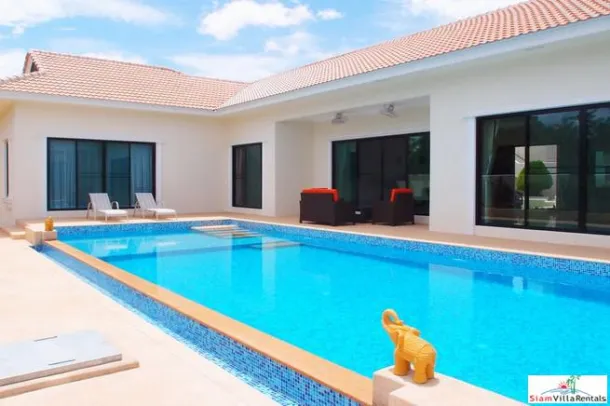 Villa con 4 Camere da Letto e Piscina in Esclusivo Complesso su Soi Country Club, Pattaya