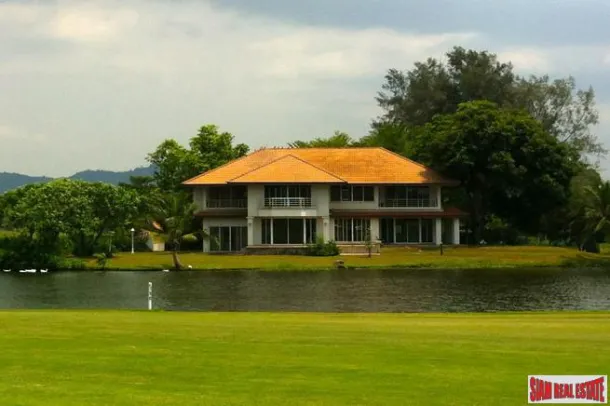 Linda Casa Familiar de 5 Quartos no Campo de Golfe Burapa à Venda em Bo Win, Si Racha - Preço Reduzido em 33%!
