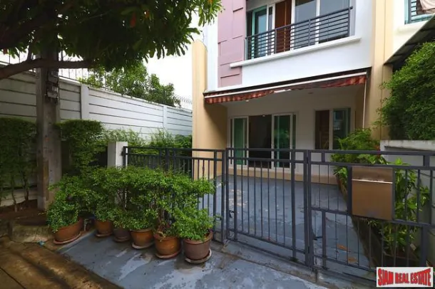 Baan Klang Muang S-Sense - Maison d'angle de trois chambres et trois étages, parfaite pour une famille à Khwaeng Wang Thonglang