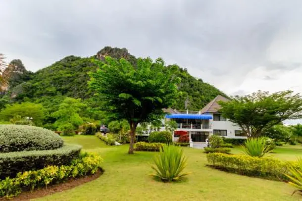 Impressionnante Villa avec Piscine 5 Chambres et Vue sur la Montagne