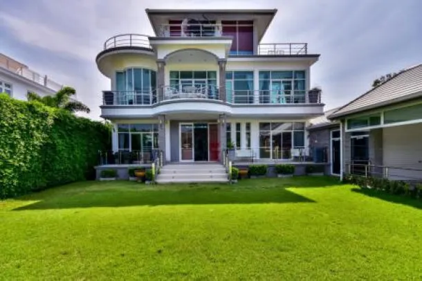 Luxueuse villa avec piscine sur 3 étages avec des vues imprenables sur le parcours de golf de Black Mountain