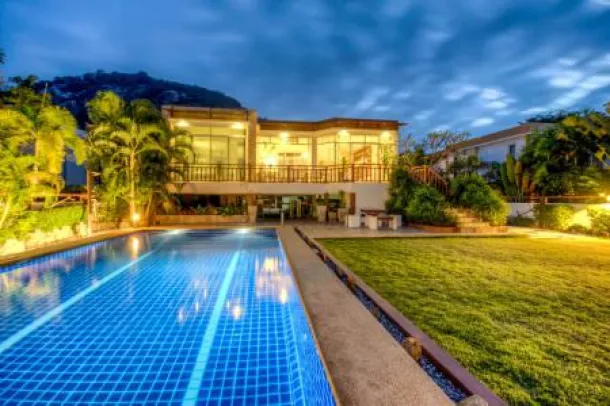 Villa moderne au bord du lac avec piscine et vues imprenables et claires sur le Royal Lake