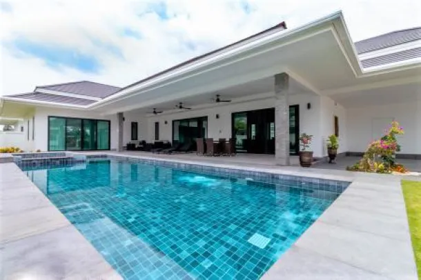 THE CLOUDS: Lussuosa Villa con Piscina, 3 Camere da Letto