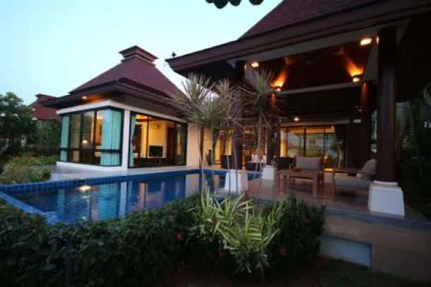 PANORAMA: Splendida Villa con Piscina di 3 Camere da Letto, Ben Progettata e Curata, con Vista Mare vicino alla Spiaggia e al Campo da Golf