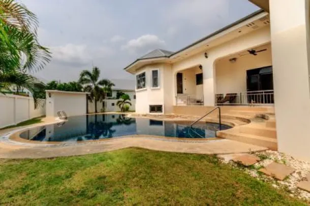 L'INDIRIZZO: Villa con Piscina da 3 letti di Grande Valore vicino al Campo da Golf Black Mountain