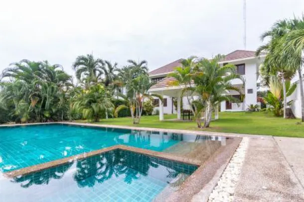 Villa de Luxe avec Piscine de 2 Étages