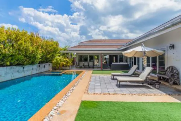 Luxueuse villa avec piscine et 3 chambres à proximité de la ville