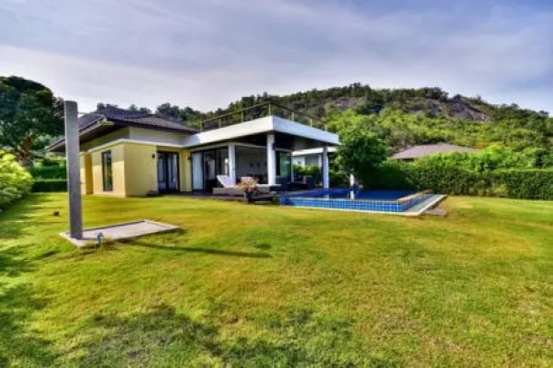 LO SPIRITO: Incantevole Villa con Piscina di 3 Camere da Letto con Vista Mare e Montagna