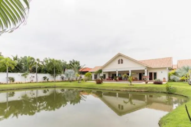 HANA VILLAGE 1: Große Poolvilla auf einem großzügigen Grundstück mit einem besonderen See