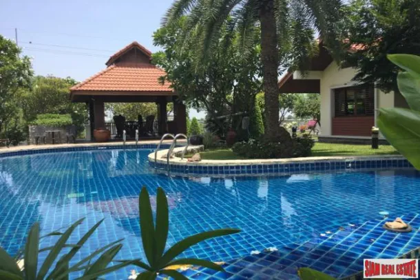 Un complexe privé avec une villa avec piscine, une deuxième maison et plus à Nakhon Pathom.
