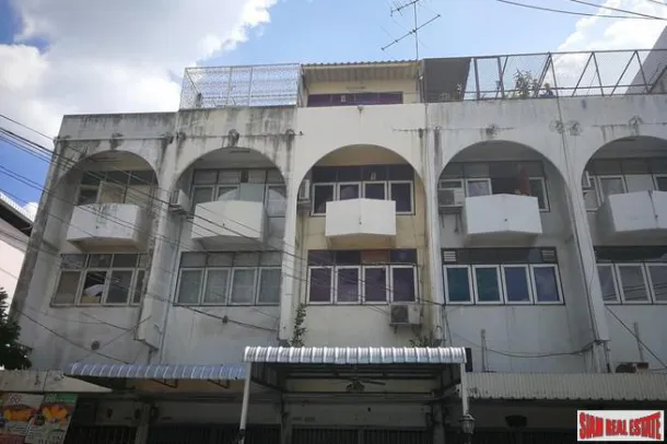 Maison Quatre Chambres Prête à Rénover à Phra Khanong