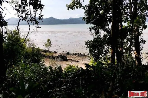 Vedute mozzafiato sulla baia di Phang Nga da questo grande appezzamento pianeggiante a Koh Yao Noi