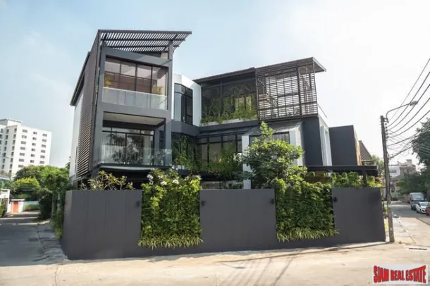Maison Individuelle de 3 étages avec Piscine - Idéale pour Bureau ou Résidence à Phrakanong.