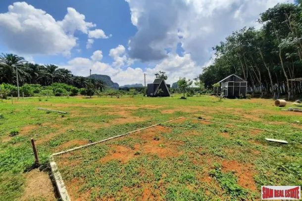 Terreno Edificabile in Vendita con 3 Piccole Case in Zona Tranquilla di Nong Thaley - Ideale per Investimenti Commerciali o Residenza Privata