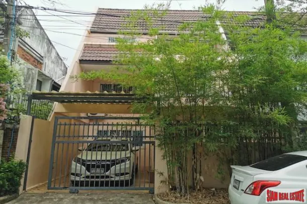 Adosado de Tres Plantas y Tres Dormitorios en Venta en una Tranquila Sukhumvit 39.