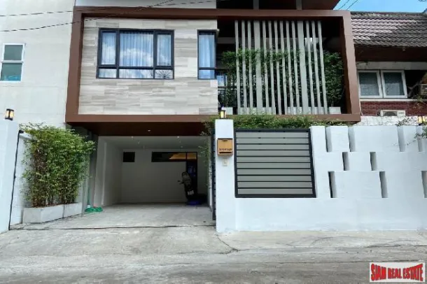Maison individuelle rénovée de trois chambres et deux étages à vendre près de BTS Prakanong