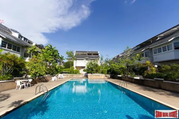 Prompak Place - Espaciosa Casa de Tres Dormitorios de Cuatro Plantas en Venta en el Corazón de Thong Lo