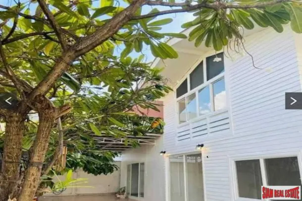 Espaciosa Casa con Cuatro Dormitorios y Dos Habitaciones Multiusos en Venta en un Callejón Tranquilo de Ekkamai