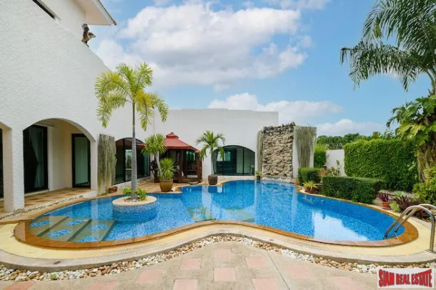 Santa Maria Estate - Beeindruckende tropische Poolvilla mit sechs Schlafzimmern zum Verkauf in der Nähe des Golfplatzes in East Pattaya
