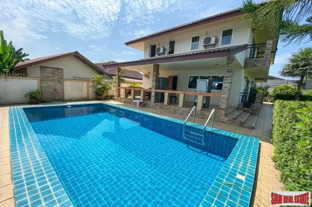 Incroyable villa piscine de quatre chambres à deux étages à vendre dans le quartier de Ban Ampur à Pattaya
