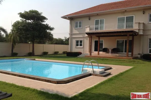 Kritsadanakorn 25 - Villa de Quatro Quartos com Campo de Golfe à Venda no Thanont Golf View and Sports Club