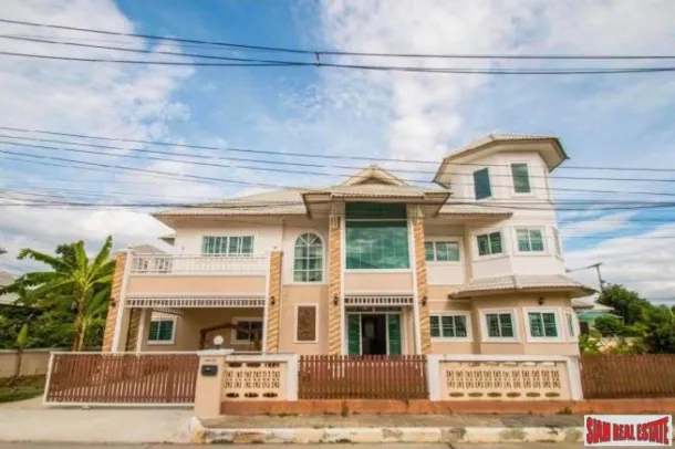 City Home Place 4 - San Kamphaeng, Chiang Mai'deki Ayrıcalıklı Villa Sitesinde Büyük Geniş 4 Yatak Odalı Ev