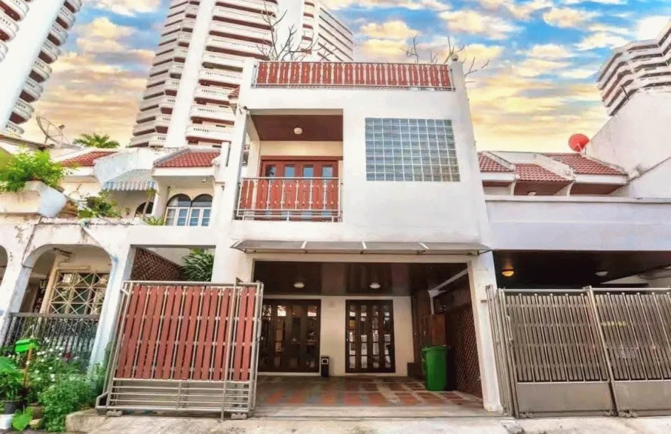 Adosado Reformado - Admite Mascotas 4 Dormitorios 4 Baños en alquiler / venta en Phrom Phong