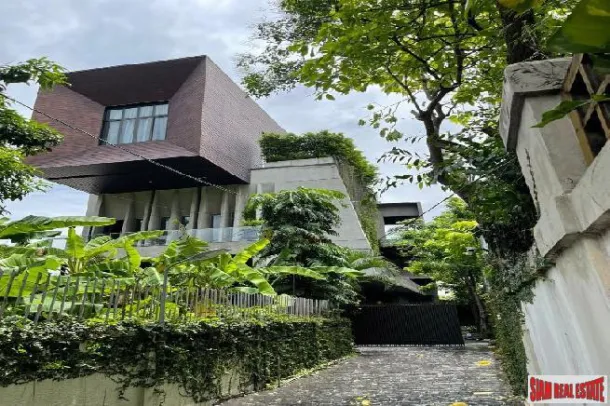 Ekkamai Modern Pool Villa - Casa Independente com 5 Quartos, 6 Banheiros e 2 Piscinas Privadas à Venda na Área de Ekkamai, Bangkok