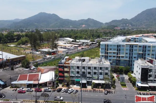 Maison-boutique de trois étages à vendre à Kathu - Unité d'angle avec belles vues sur la montagne
