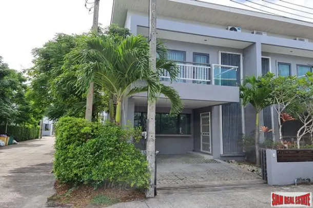 East Bangtao Ville - Casa Adosada Grande de Dos Plantas y Tres Dormitorios en Venta a Solo 5 Minutos de Laguna Beach