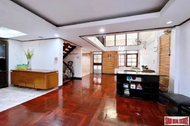 Casa adosada en Phrom Phong - Espaciosa casa adosada de 5 dormitorios y 5 baños en venta en un popular barrio de Bangkok