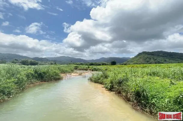 Ein großes Grundstück von 101 Rai mit klarem Wasserlauf und Bergblick zum Verkauf in Khuekkhak, Phangnga