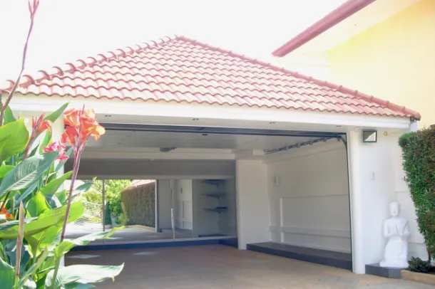 Miami Villas - Grande Villa avec Piscine Quatre Chambres à Vendre à 200m du Lac Mabprachan