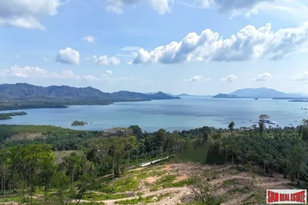 18,5 rai de terra de plantação de borracha à venda com vistas fantásticas para o mar em Takua Thung, Phang Nga.