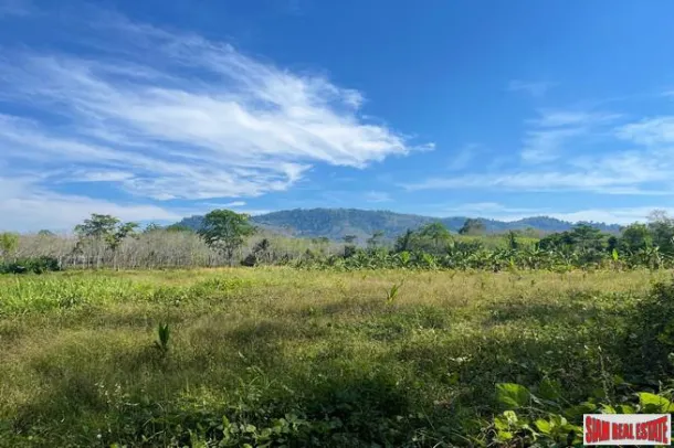 6 Rai Grundstück zum Verkauf mit Bergblick in der Nähe des Natai-Strandes in Takua Tung, Phangnga