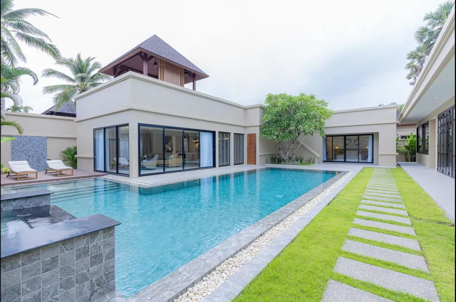 The Residence Resort Bang Tao - Satılık Sıfır Dört Yatak Odalı Havuzlu Villa, Bang Tao ve Laguna Plajı'na sadece 5 dakika yürüme mesafesinde