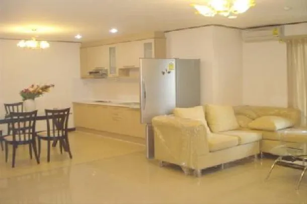 Richmond Palace - Une belle chambre entièrement meublée pour deux personnes à Mid Sukhumvit