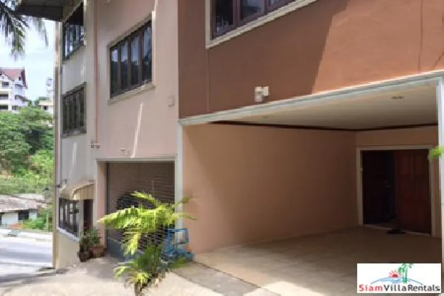 Casa Adosada de Tres Plantas y Tres Dormitorios en Alquiler en Patong