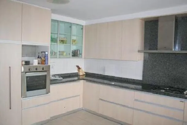 Penthouse récemment rénové de 4 chambres à Sukhumvit 18