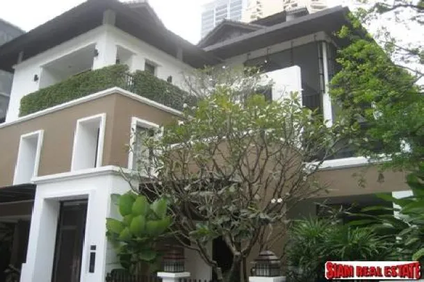 Freistehendes Haus 4 Schlafzimmer, 5 Bäder, gesicherte Wohnanlage, nahe der Asoke-Kreuzung, BTS und U-Bahn!