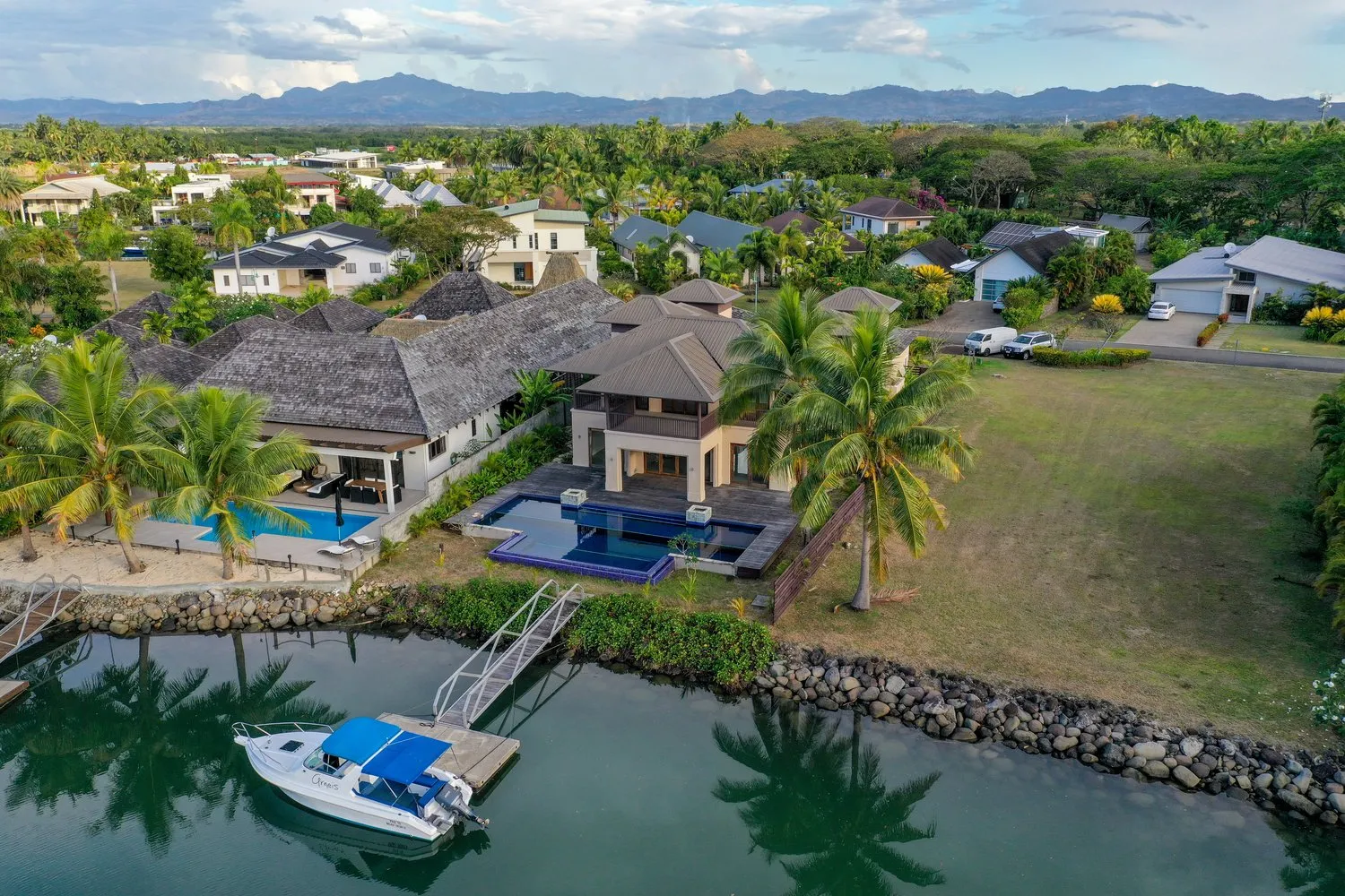 STUNNING ARCHITECT-DESIGNED LUXURY WATERFRONT VILLA ON DENARAU ISLAND