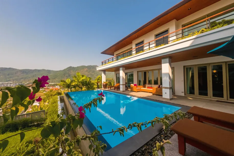 Opulenta Villa con Piscina de Tres Dormitorios en Kamala en Alquiler con Vista al Mar