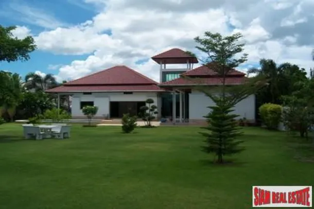 Lussuosa Villa con Tre Camere da Letto in Progetto di Alto Livello a Hua Hin