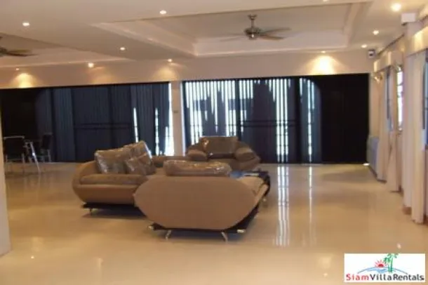 Amplio Apartamento de 3 Dormitorios (208M2) Apartamento de Baja Altura en Pratumnak Hills en Alquiler