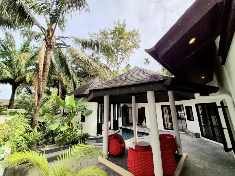 Casa Moderna ed Elegante con 3 Camere da Letto e Piscina Privata in Affitto a Chalong
