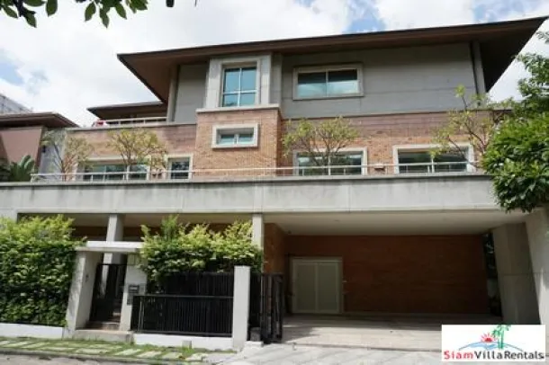 Baan Issara Rama 9 - Belle maison de 5 chambres à louer dans un complexe sécurisé derrière l'Université Ramkamhaeng.