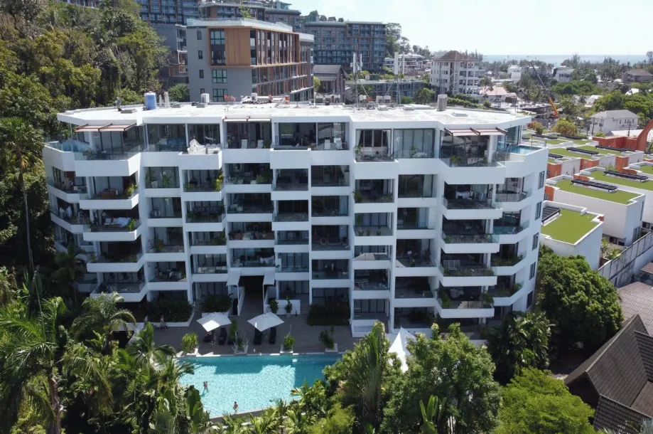 Spazioso Condominio con Tre Camere da Letto e Vista Mare in Affitto a Surin